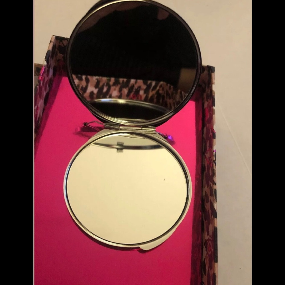 Betsey Johnson: Skull Compact Mirror - Picture 2 of 8